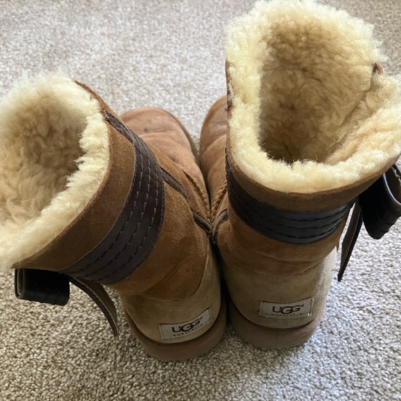 UGG Leather Side Bow Slip On Sherpa Lined Ankle Boots Size 6 - Picture 2 of 6